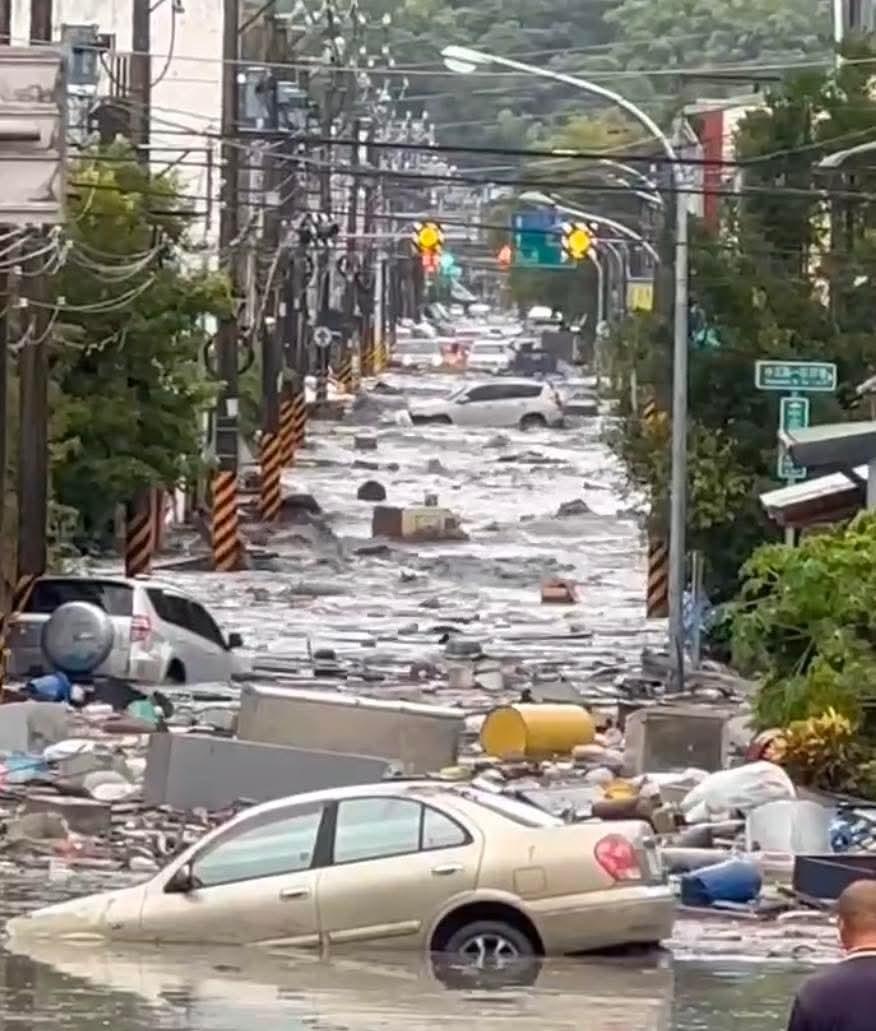 受台风「桦加沙」外围环流与豪雨影响，中国台湾地区花莲县马太鞍溪堰塞湖23日发生溃