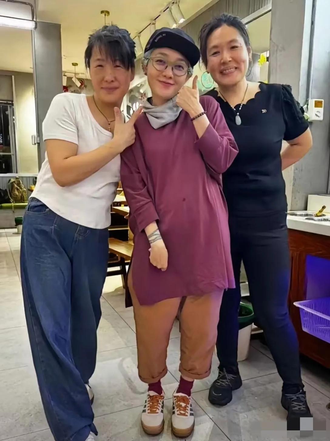 哇塞，范晓萱也有奶奶范儿啦：48岁的范晓萱几乎素颜现身安徽火锅店，衣着随意，个头