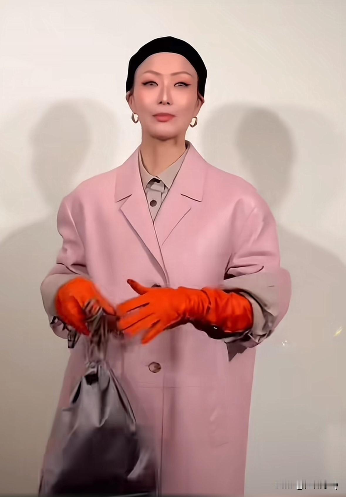 什么鬼，郑秀文的手套与整体穿搭格格不入，真的很像我洗衣服的橡胶手套。