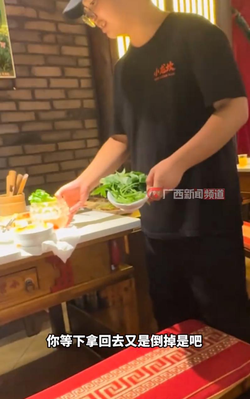 湖南，两名女生吃火锅的一幕，在网上刷屏了。两人点餐时撞见邻桌客人刚离席，桌上满满