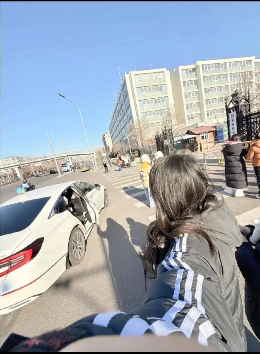 【上午在训练局门口，粉丝抓拍到全红婵】都说全红婵在全运会后，还是继续留在省队养伤