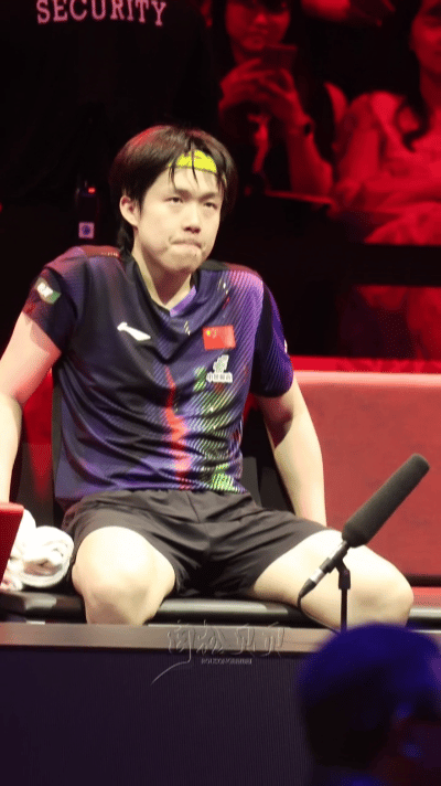 王楚钦看到大屏队友合照没忍住笑本来还很紧张的突然抬头看到这个哈哈王楚钦看到大屏队