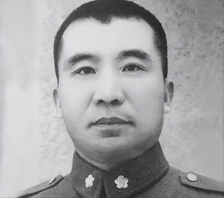 🌞1935年，王耀武得知手下俘虏了一个红军师长，兴冲冲的跑过去准备审讯，可