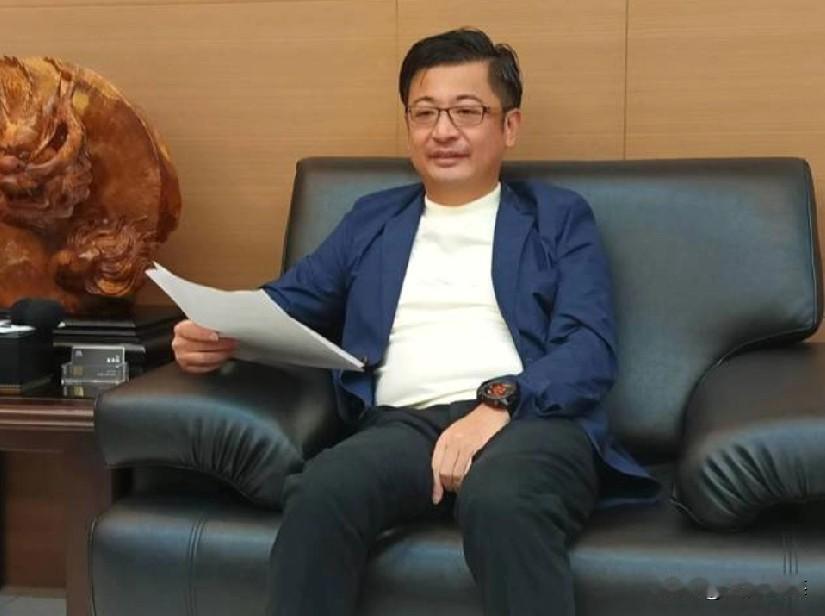 比照谢典霖，绿营何欣纯也涉“贿选”。日前谢典霖因为六月份的一场餐叙被检调查办羁押