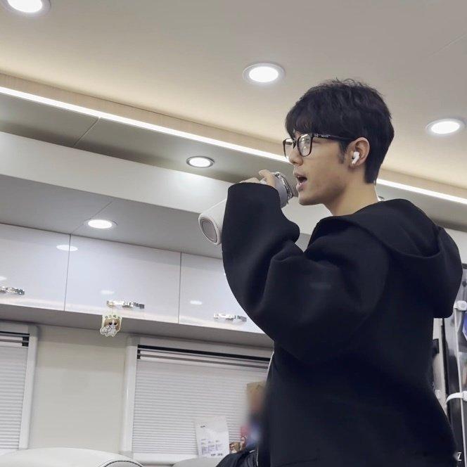 肖战怎么可爱成这样练习室里全是各种小巧思：比格快去喝水刘铮亮广告宣传单