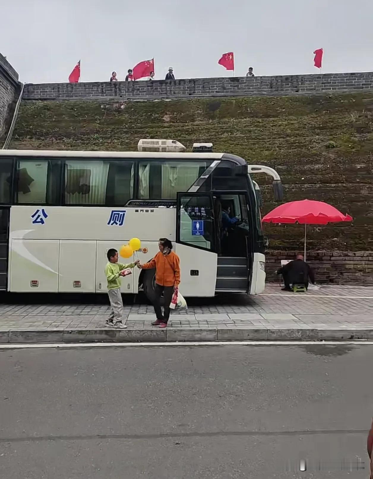 这几天襄城人多的不得了，在网上看到有人发了一张图片，网友们都说，这次襄阳太给力了