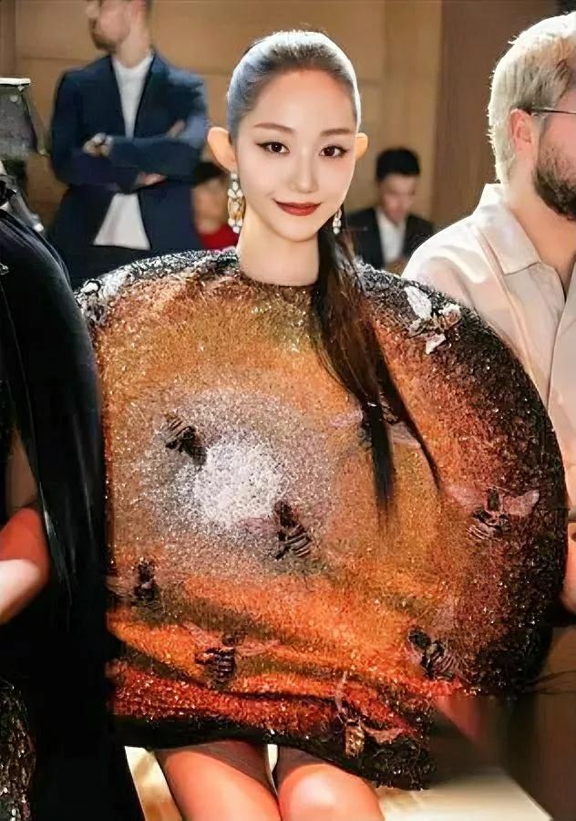 万千惠，被小瞧了。她真听劝。张泉灵一句“砍”，她当晚就拆亏损部门，3个月