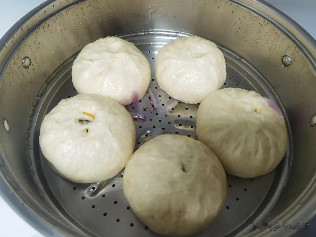 给老公蒸的包子，白菜粉条肉包，我看着都烦了，都蒸烦了，天天都是包子，但老公说他吃