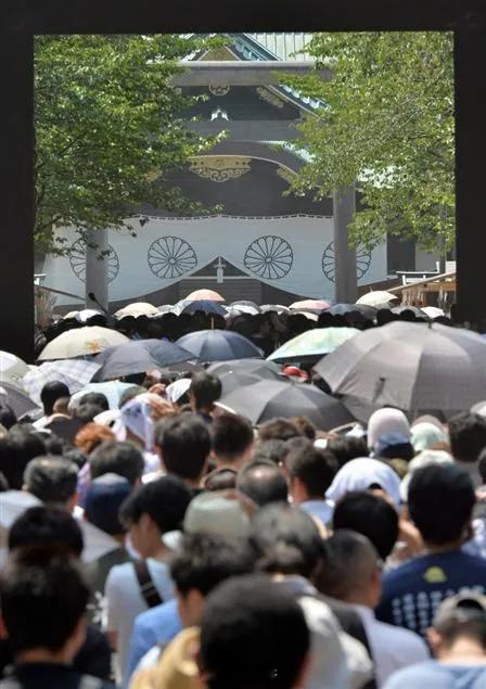 笔骨子有事说事⚠️大批日本民众排队参拜靖国神社看到大批日本民众排队参拜靖国神社