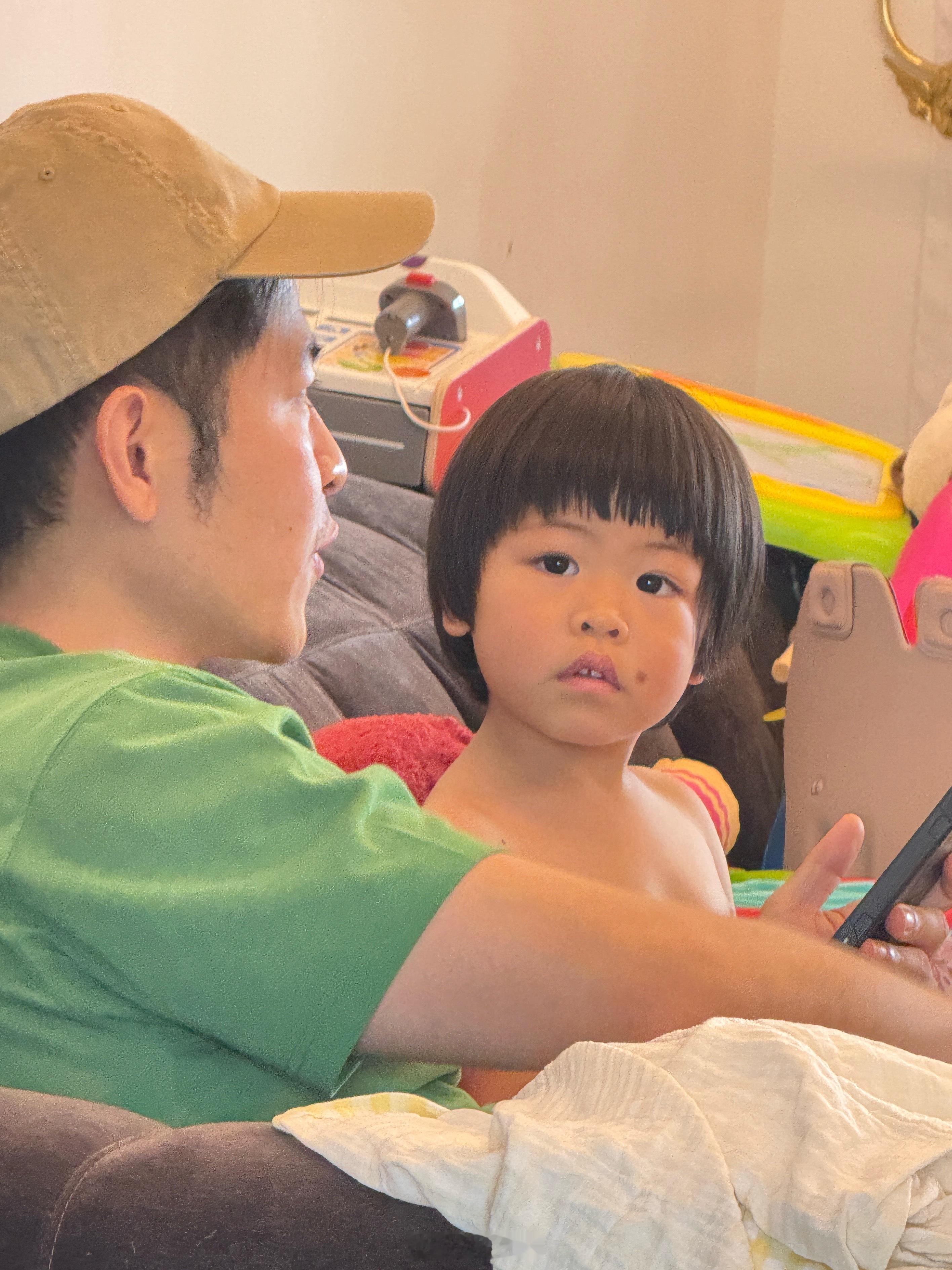 旅蛙给球球讲百科，百科说到二氧化碳排放旅蛙说他小时候住在工厂附近，空气污染很严重