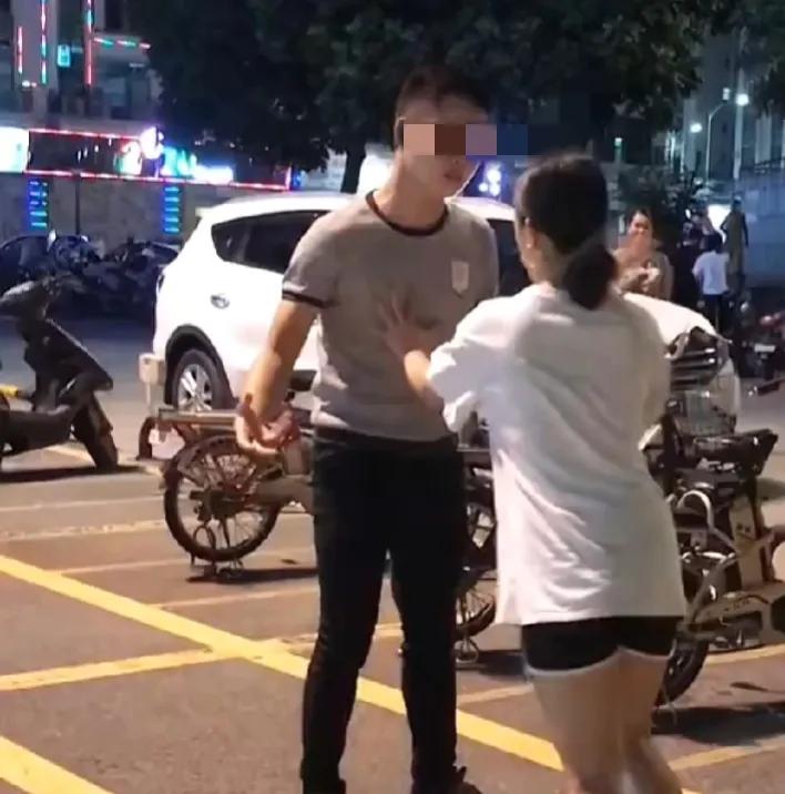 浙江永康，女子去找男友，撞见他和前妻睡在一起，两人大吵一架后，男友动手打了她，女