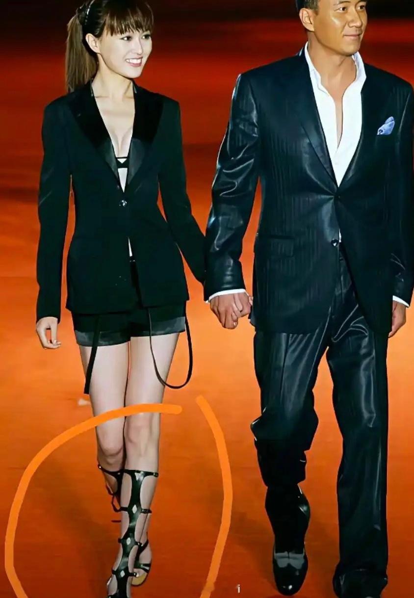 我就想知道唐嫣这鞋是怎么穿上去的？真的不磨脚吗？