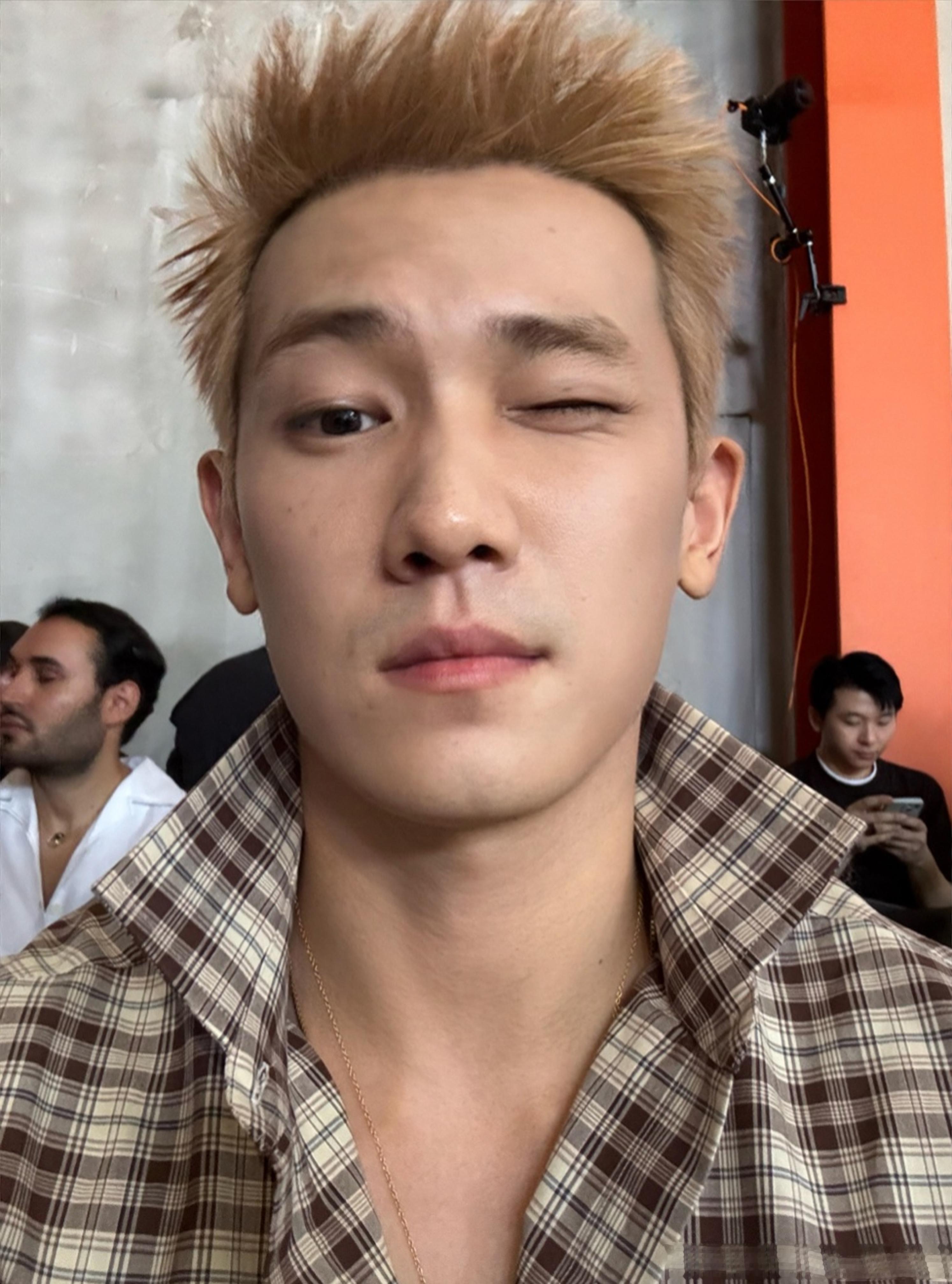 明星造型师肌肉天菜陆桂雨身穿在PRADA2026SS男装秀后完成摄影