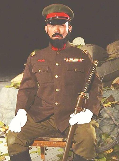 1938年，日军大佐脱光上衣，光着膀子在阵地前挥舞军刀，这时，中国阵地上一个士兵