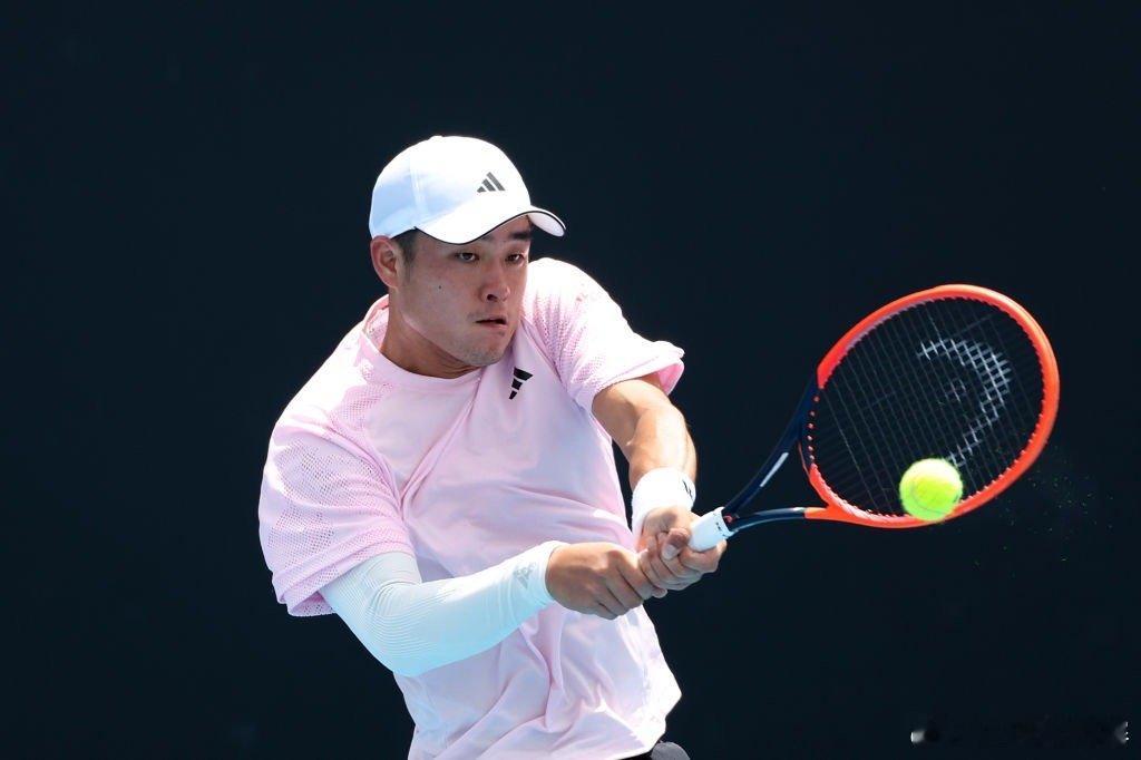 吴易昺出战澳网资格赛澳网2026单打资格赛名单公布，中国选手吴易昺出战。汤普森