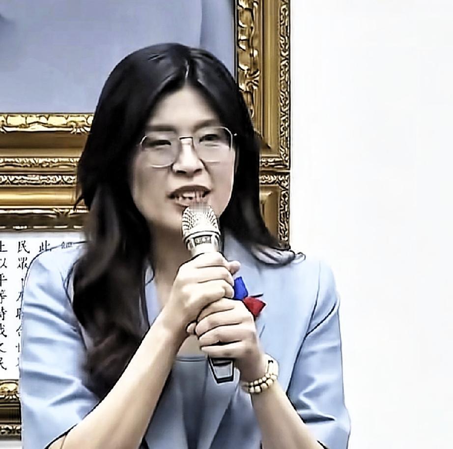 有记者采访郑丽文未来会赴大陆交流吗，她说:必然要赴大陆交流的，怕就不要出来混了。