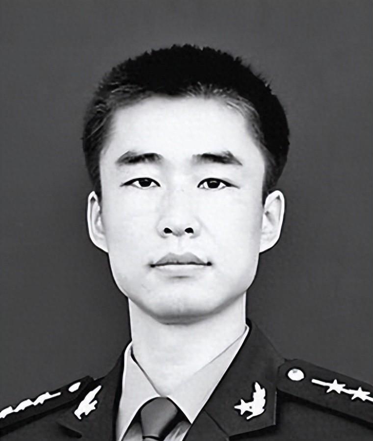 2012年，山东一名军人请假回家，但迟迟不见归队，上级领导打过去电话询问，三岁的
