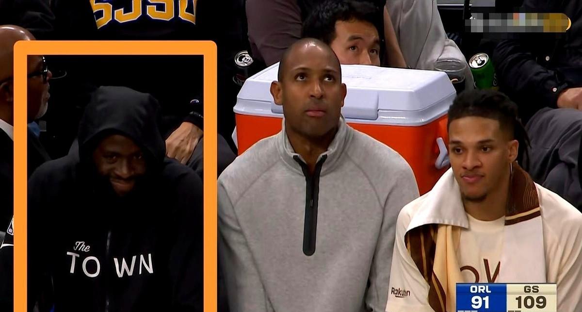 追梦格林被按在板凳上笑，是他职业生涯最高光的时刻。几年前的他会暴怒，觉得全世界