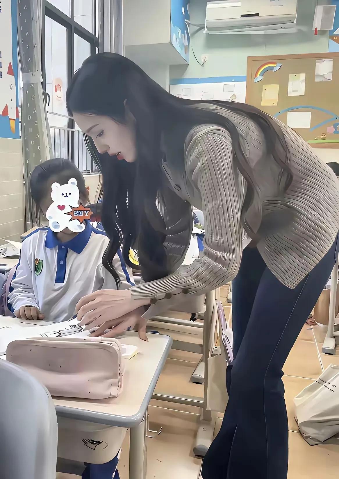 最近接闺女放学，我算是看透了男人们的小心思！以前我们县城接孩子，清一色是妈妈或爷