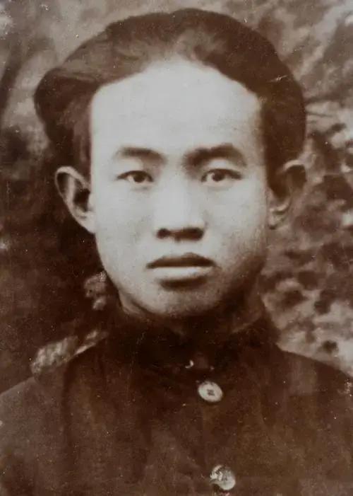 1949年，湘西巨匪曹振亚跳天坑自尽，刘伯承却说“不对劲！”事后调查，发现：天坑