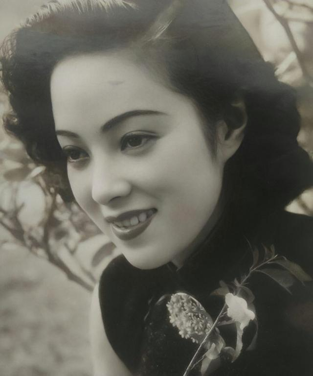 1945年，女汉奸李香兰将被执行枪决，谁料，临刑前她突然解开胸口扣子，从胸前掏出