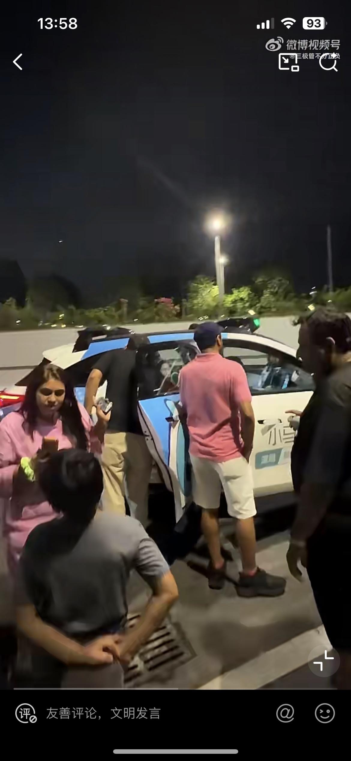 深圳街头，8个印度人试图打一辆无人驾驶出租车，他们真是把算计写到骨子里面了。在