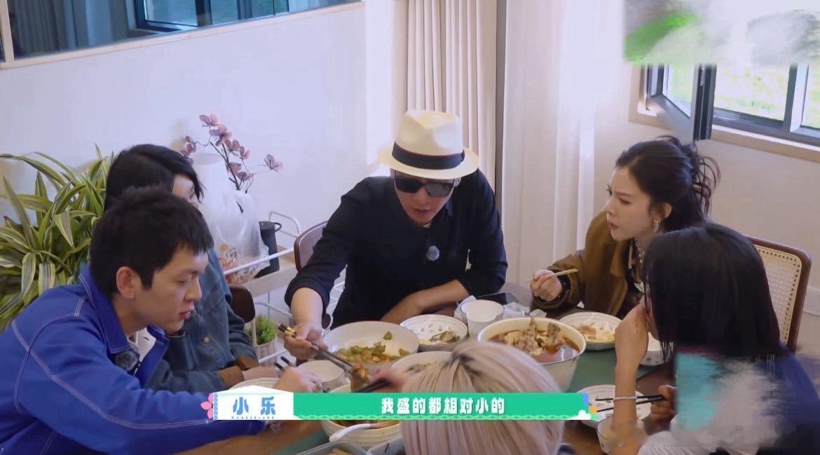 小乐摇滚圈的隐藏主厨桃花坞食堂飘出的肉香，十有八九是小乐在掌勺。焖羊肉咕嘟冒泡