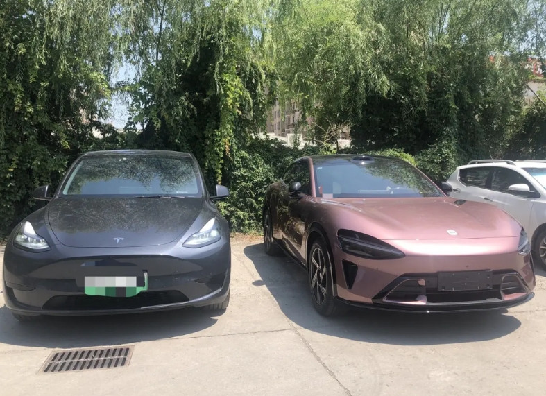 新买的小米YU7，停在老Y旁边，大家觉得哪个更顺眼？YU7比ModelY视觉上