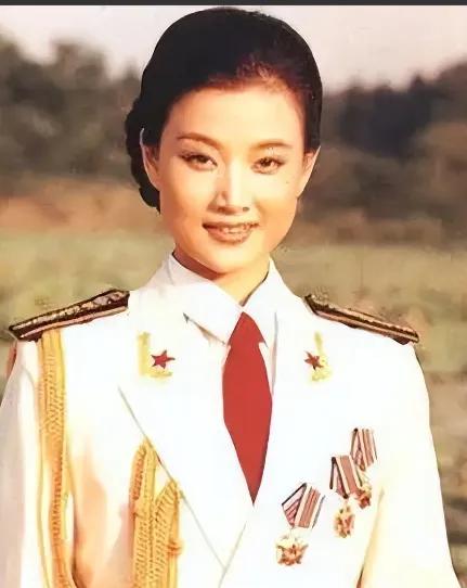 1996年，早已在歌坛站稳脚跟、常年登上春晚舞台的歌唱家宋祖英，将年仅十八岁、模