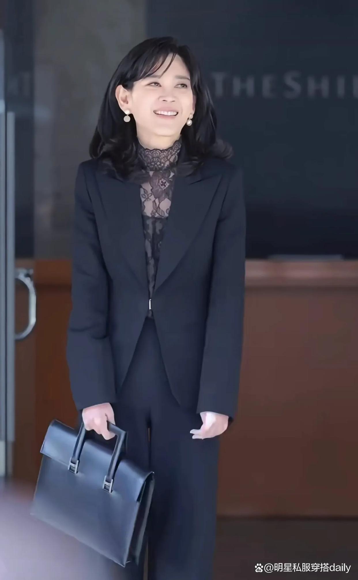 55岁李富真用极简黑色穿搭诠释优雅真谛：不靠大牌堆砌，只需高腰线设计与珍珠点缀，