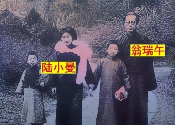 1955年，56岁翁瑞午糟蹋了一名女大学生。法庭上，受害女大学生突然翻供，声