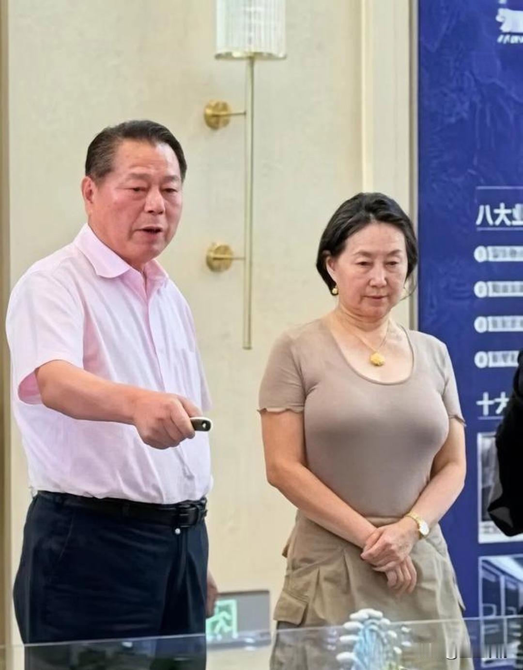 64岁的何超琼依旧在信德、美高梅的商业棋局里连轴运转。今年5-6月分批清仓美高梅