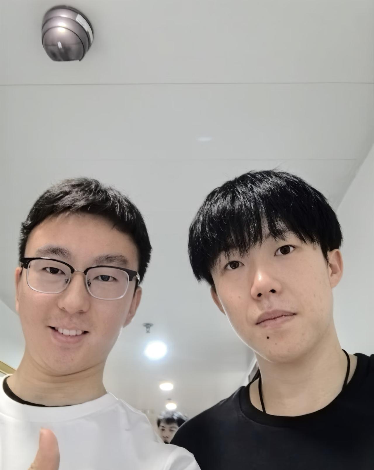 体总合作理疗师晒出与孙颖莎王楚钦合照！虽然不能确定合照具体时间，但是估计球迷想念