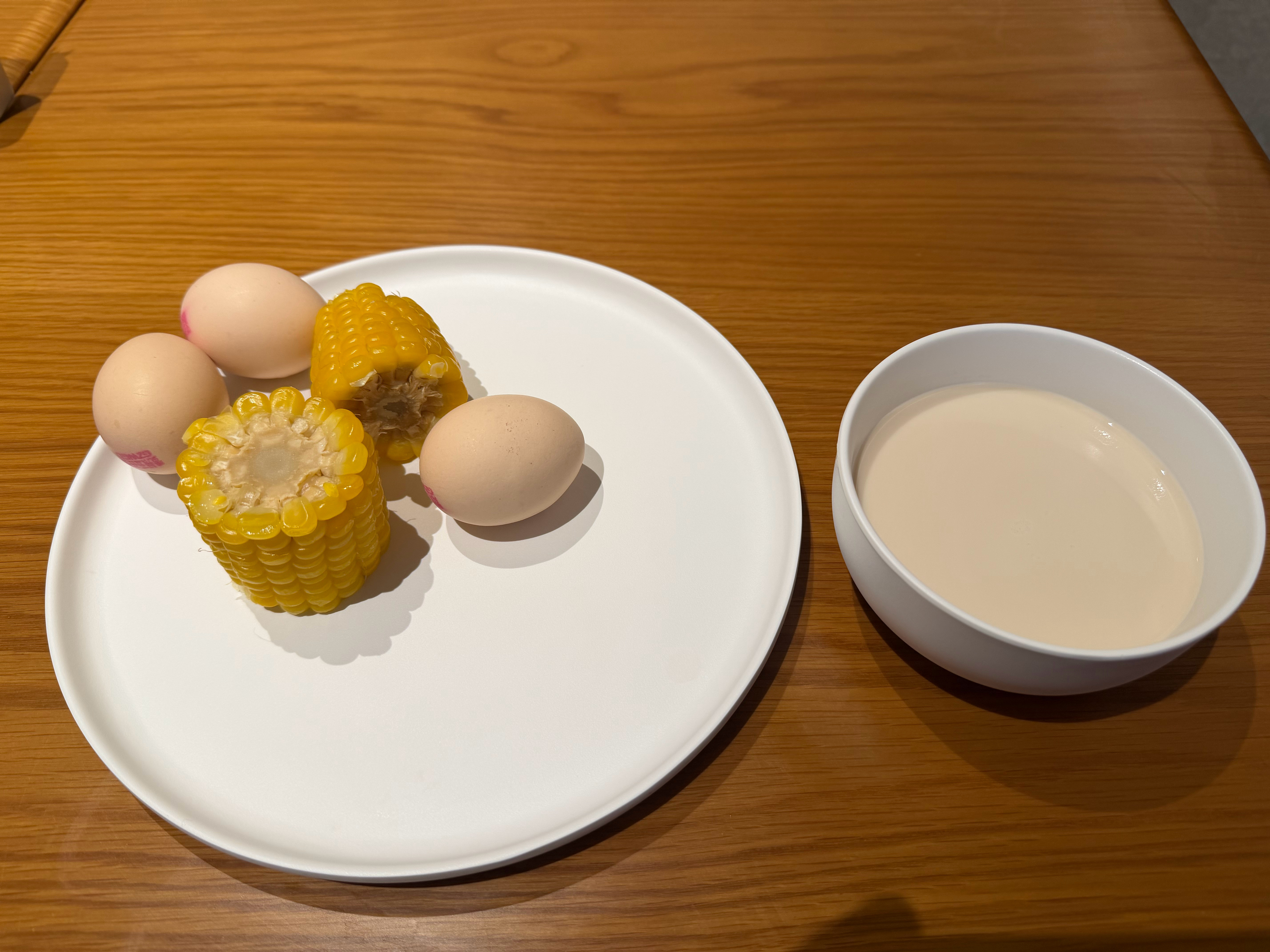 早啊，早餐，燕麦奶、鸡蛋，玉米，大概这样