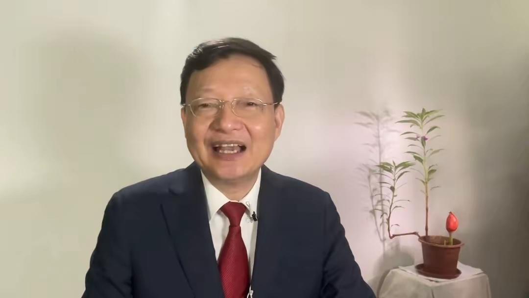 有点看不懂！李大霄很尴尬的笑了，他看好的股票都下跌了，这是不能回避的事实，让他无