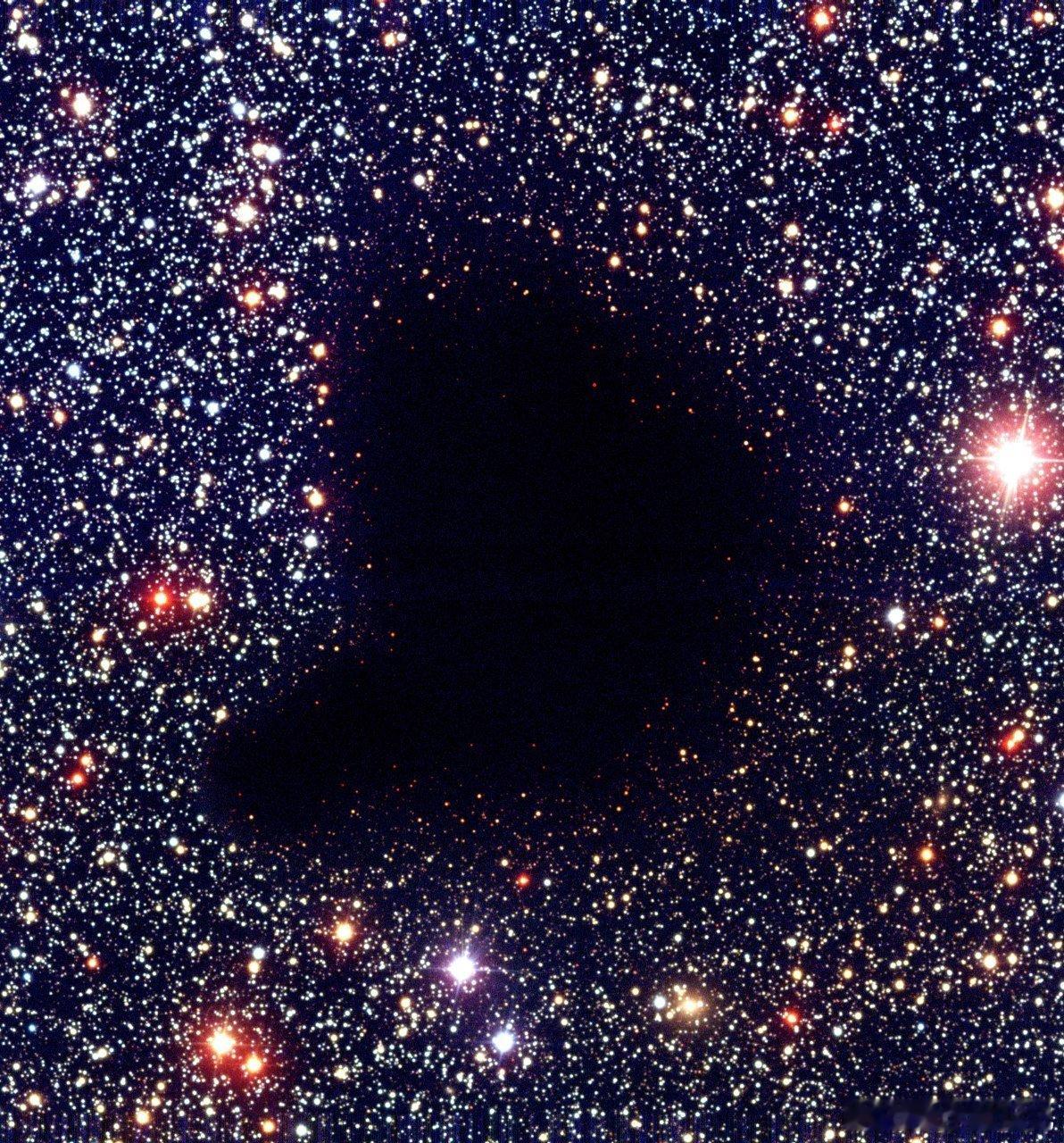 Barnard68是一个位于蛇夫座、距离我们500光年的暗星云。它直径约