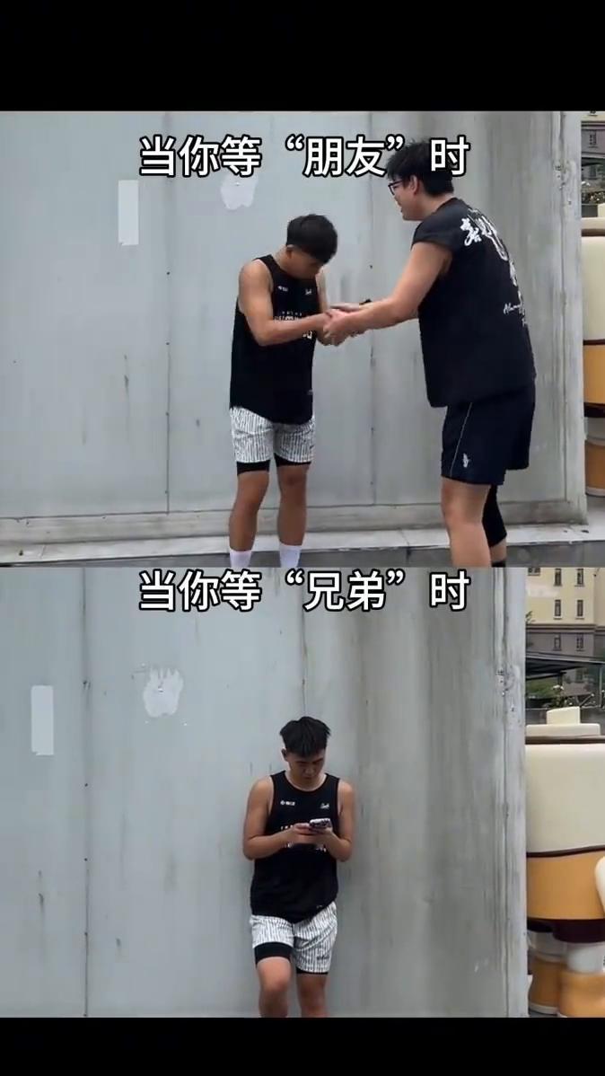 当你等"朋友"时，当你等"兄弟"时，当你等"朋友"时，《自动跟随》。