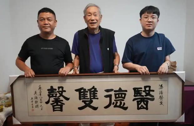 1989年一15岁少年带着肝癌父亲到杭州看病，主治医生见他可怜，多次请他们到家里