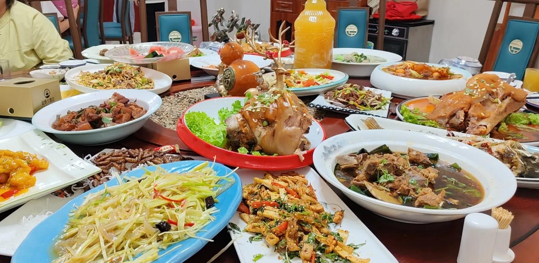 参加一场婚宴，竟吃出了一种不配得感。婆婆安排我们妯娌三人去济南参加堂叔伯