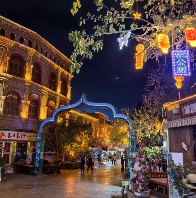 中国睡觉最晚的城市：喀什。 深夜十一点，东部城市早已沉睡，喀什的夜晚却才刚刚