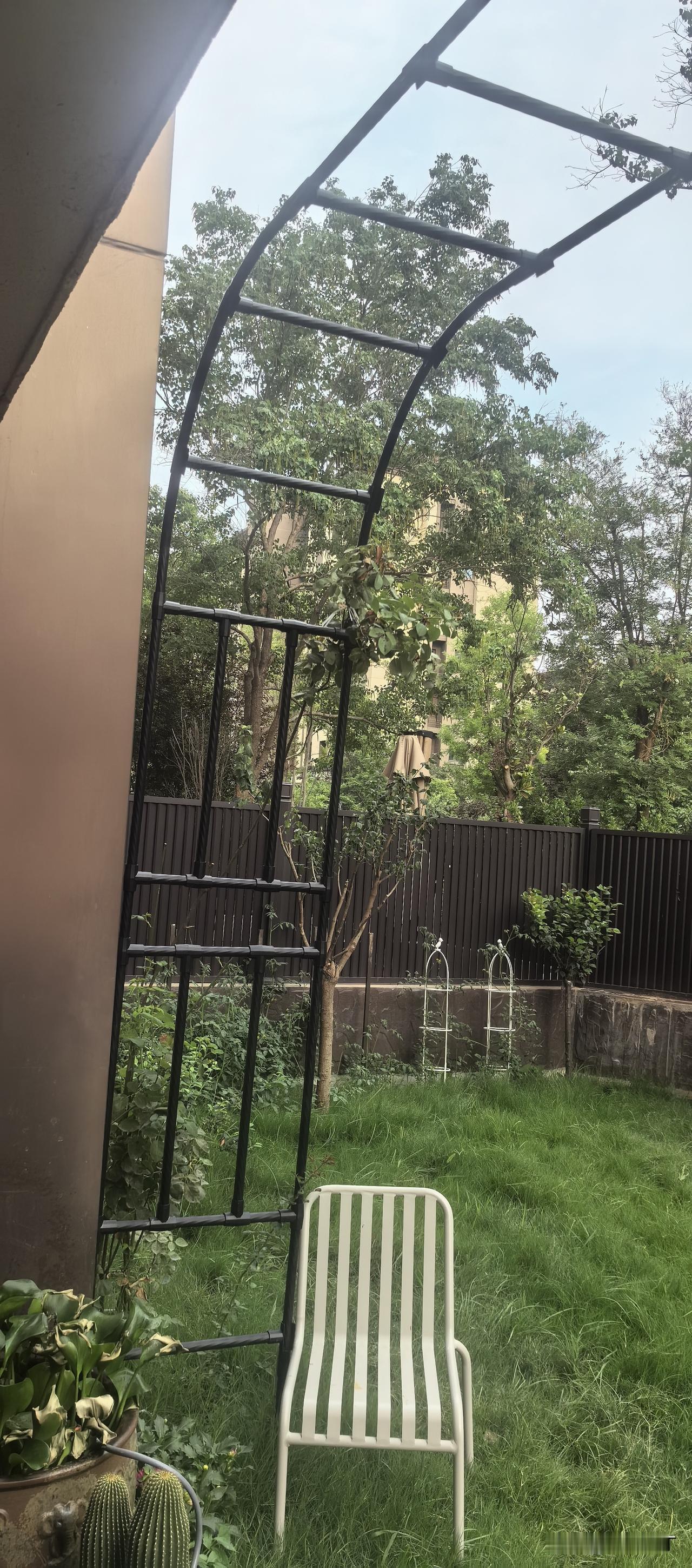 2楼空置房卖出去了，新邻居以4千多的价格买下了这套开盘时一万二千多的洋房。最