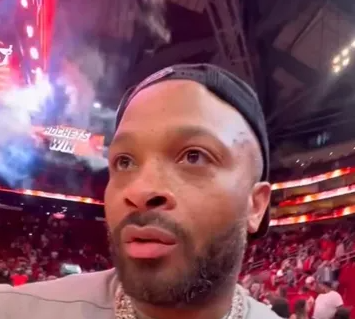 前火箭球员PJ-塔克今天现身丰田中心观战比赛，期间他接受了采访。谈到休斯顿，塔