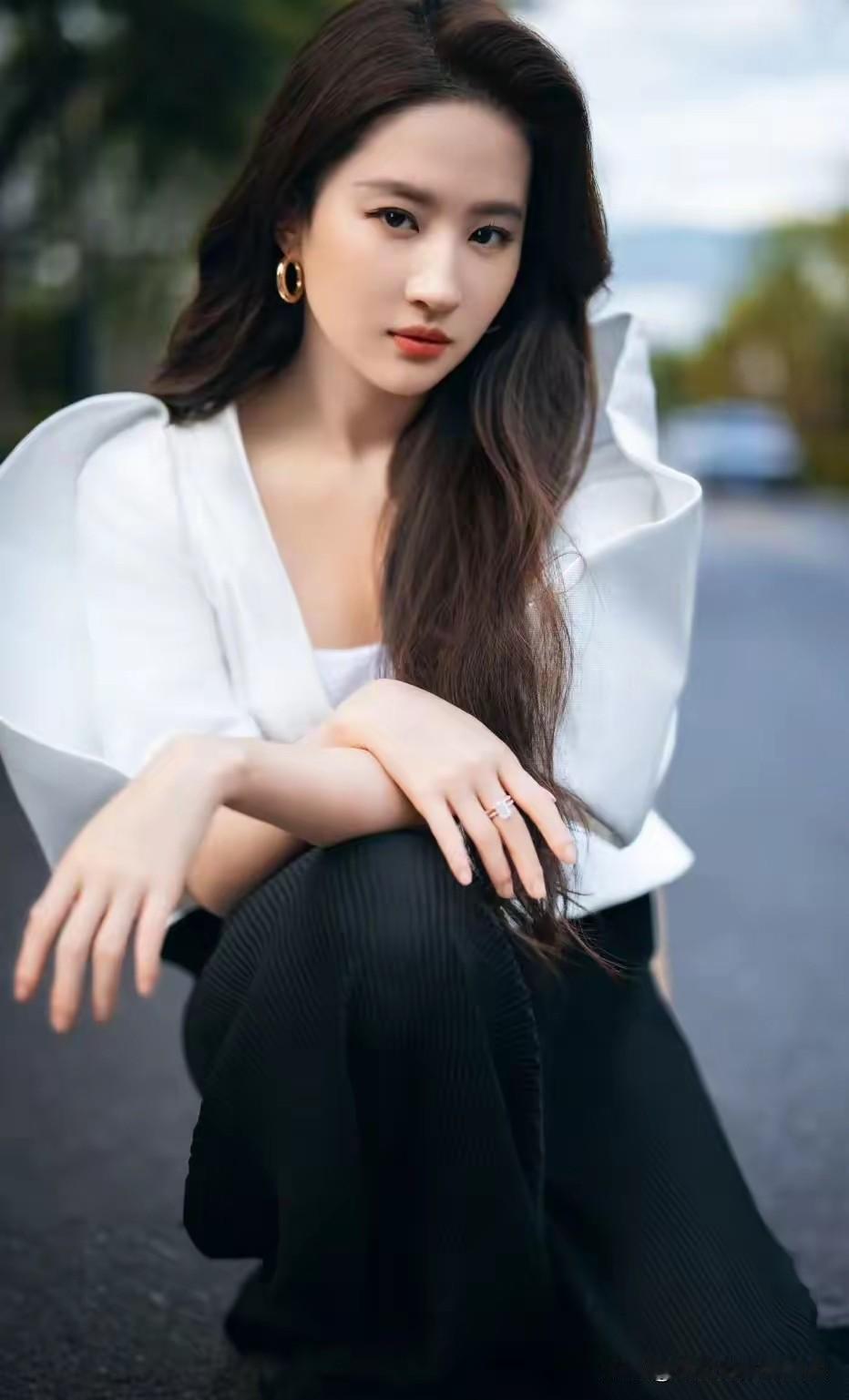 网友发现，这次为香港捐款的明星名单里，85🌸全部保持了沉默。这是商量好的，