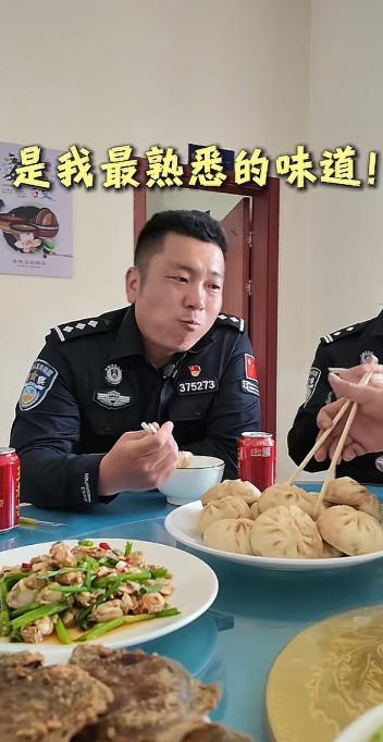 看哭了！云南临沧，一民警结束执勤进食堂吃饭，看着餐桌上的包子，很是眼熟，