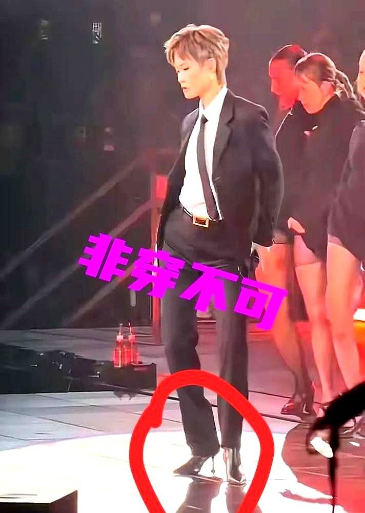 10厘米的细高跟踩在男款西装的裤腿下，李宇春一出场，台下的快门声响成一片。别