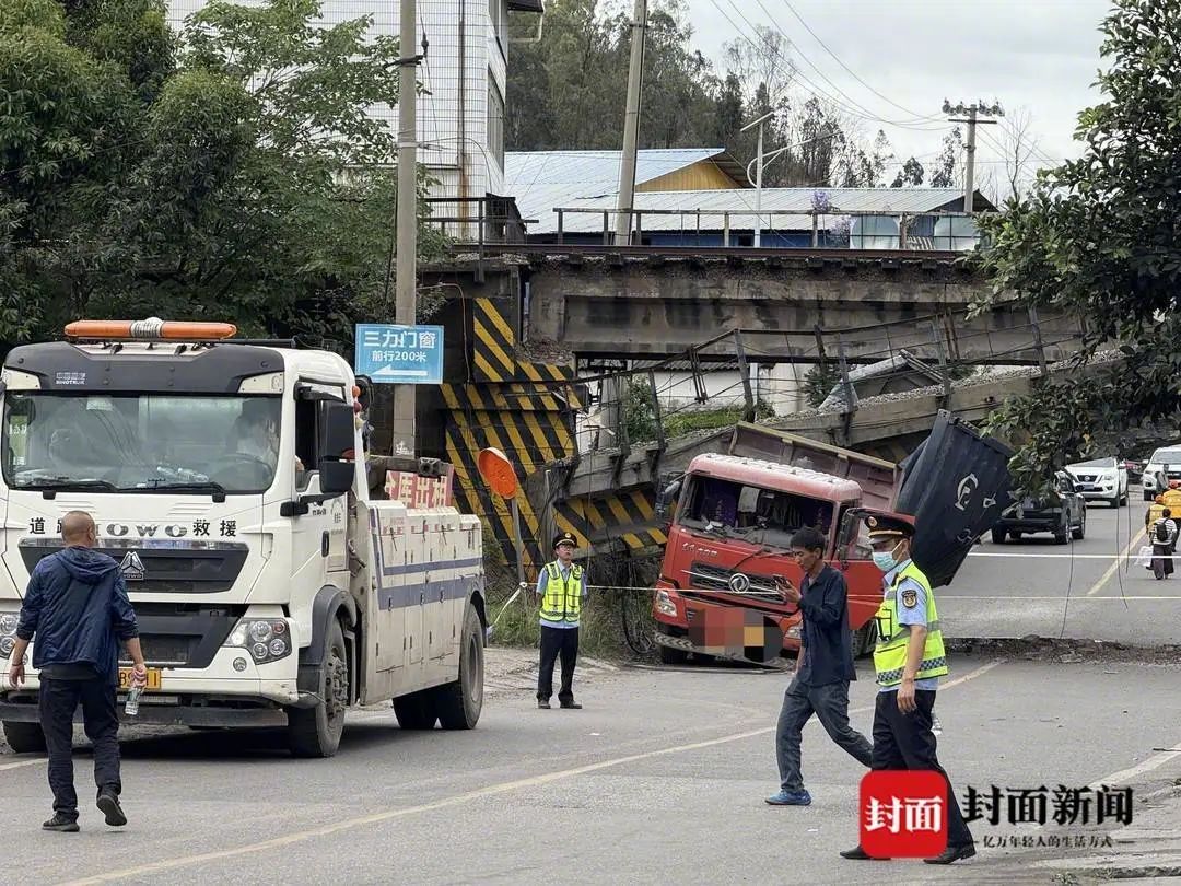 【#四川西昌一铁路桥突发垮塌#：一辆货车被压，无人员伤亡】5月30日，四川凉山州