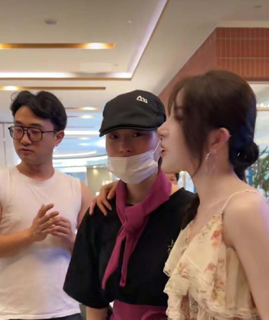 女子给客人上菜时，不小心将血鸭打翻，洒在了客人的名牌包包上，听客人说出包包的价钱
