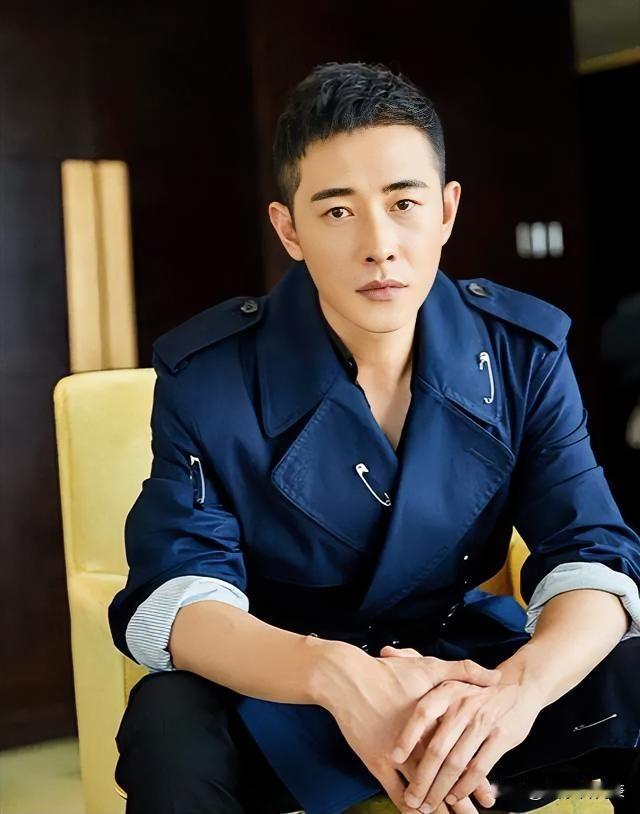 罗晋获奖唐嫣的反应绝了。微博视界大会上罗晋拿到年度实力演员，全场都在等唐嫣表