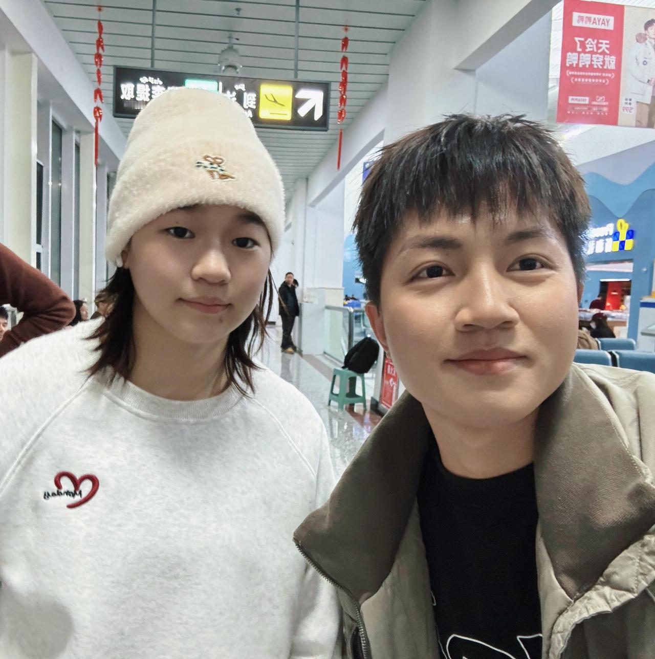 粉丝偶遇全红婵，还合照了，婵宝状态很好，长成一个大姑娘了，有礼貌，浅浅的笑意很美