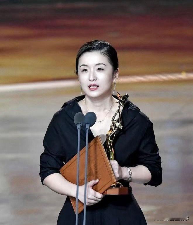 秦雯靠的是交际，人脉和家庭。出生在那个圈子即使是最边缘的，然后因为没有真才实学就